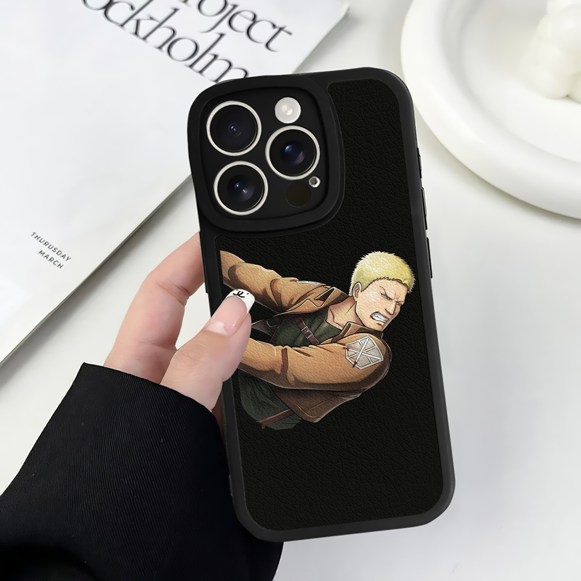 （画像用） 進撃の巨人 ライナー・ブラウン Attack on Titan Reiner Braun 【iPhone 16シリーズ対応】シリコンスマホケース（レザー調） 材質：シリコン